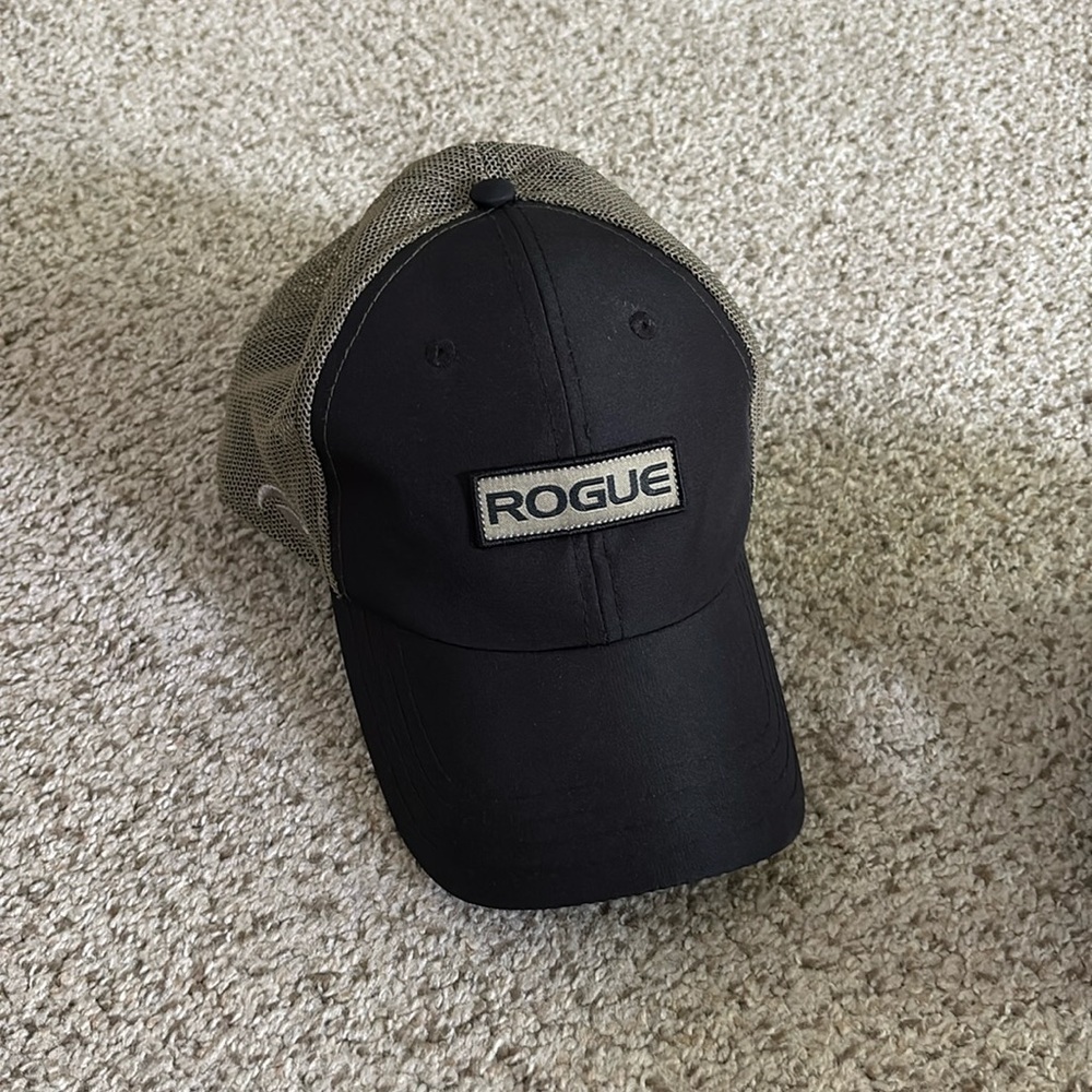 Rogue trucker hat - black/olive - like new